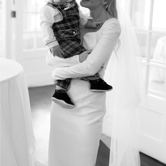 Carolina Herrera wedding dress. Size 0. Worn once. Mint condition. - Picture 5 of 5